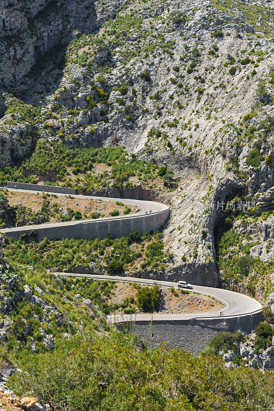 在Tramuntana - Mallorca山脉蜿蜒的道路